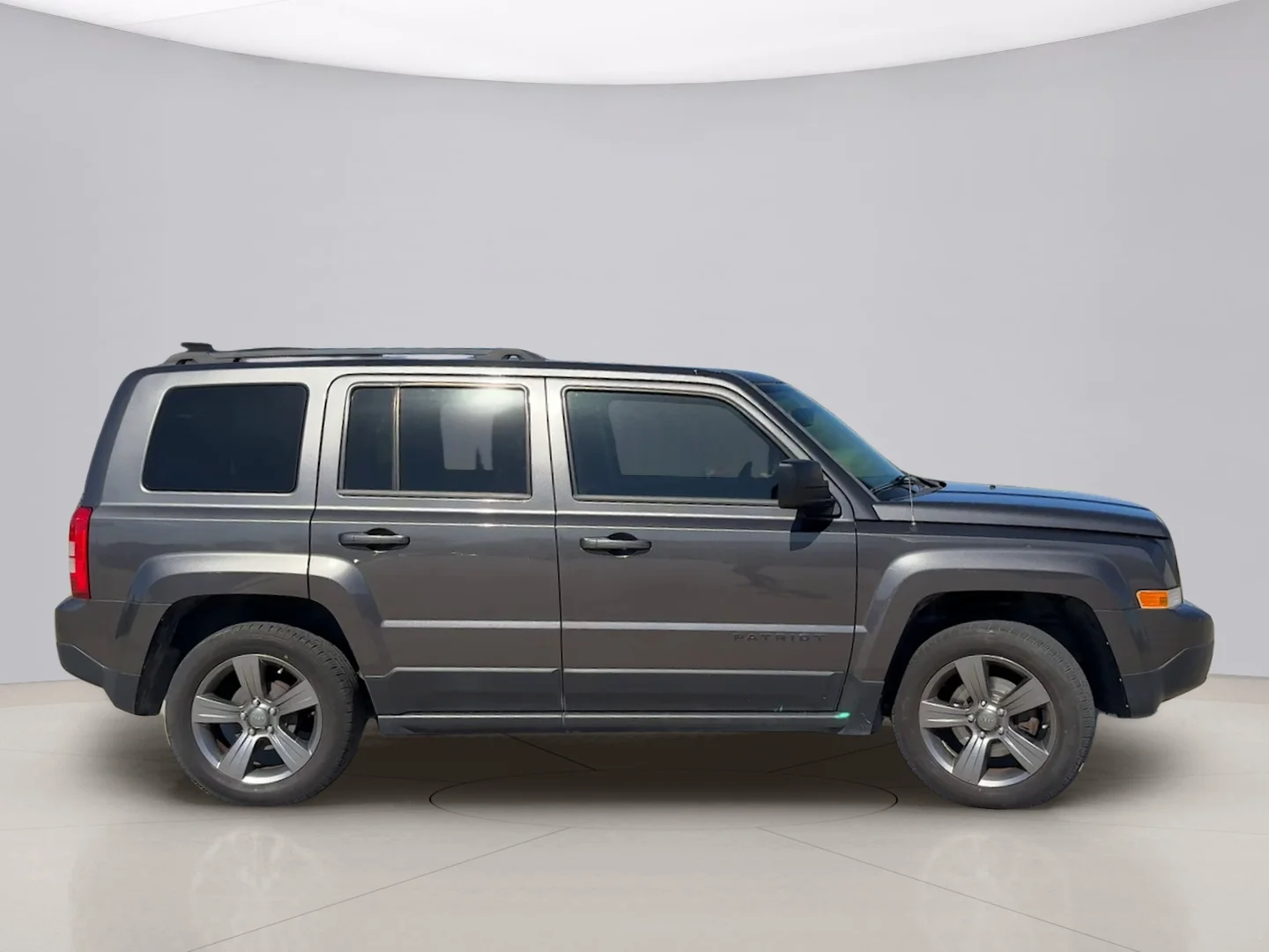Used 2015 Gray Jeep LATITUDE image 4