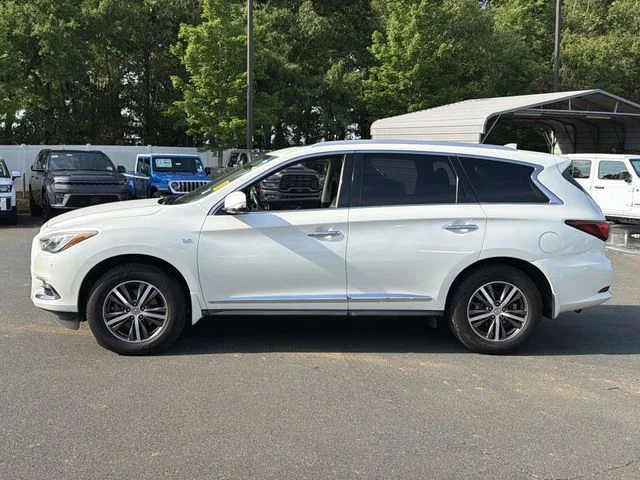 Used 2017 White INFINITI Base image 2