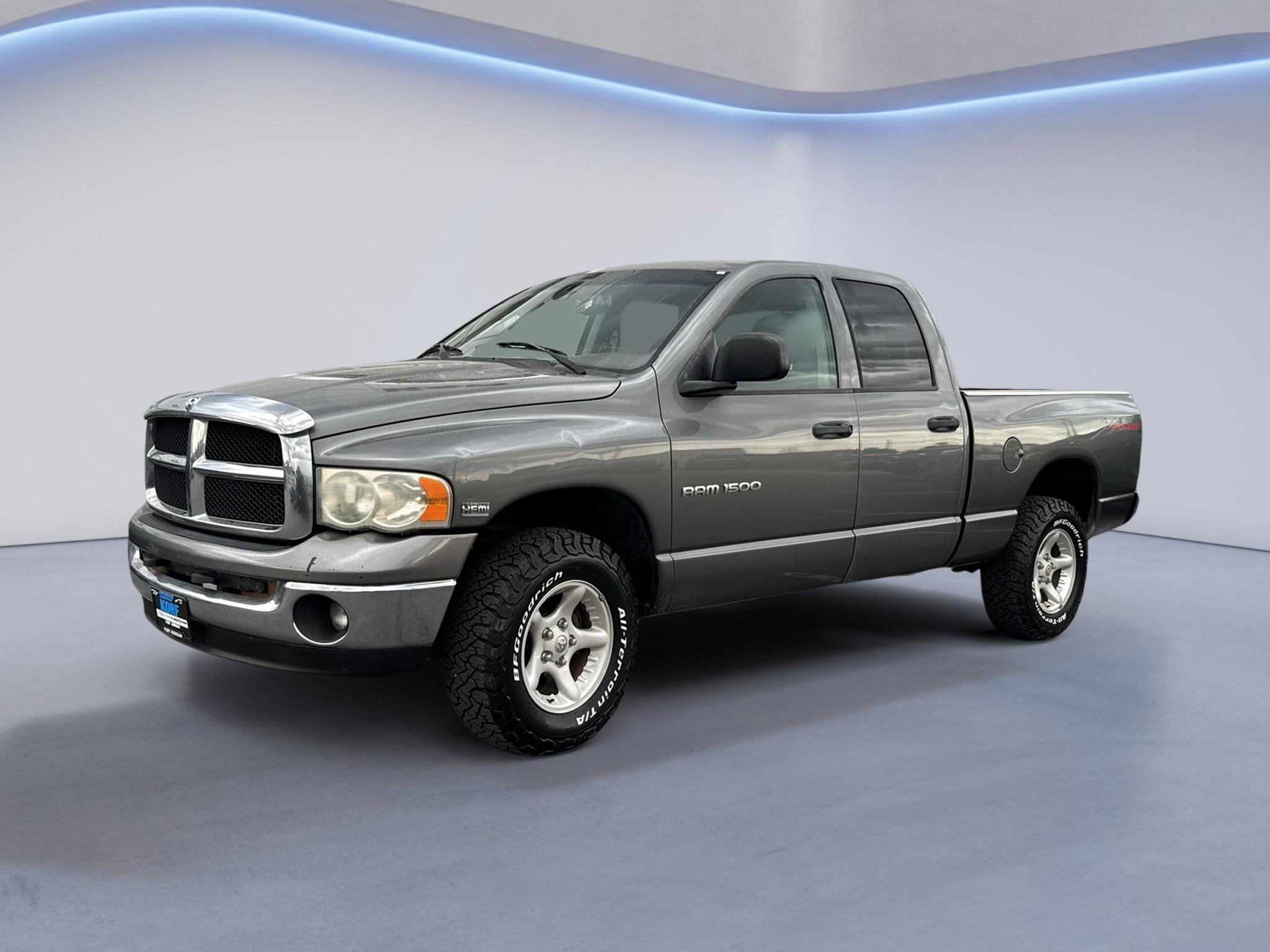 Used 2005 Gray Dodge SLT image 1