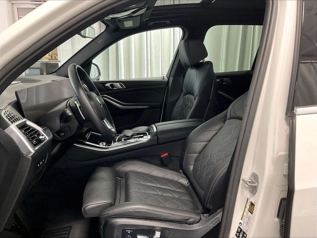 Used 2025 White BMW xDrive40i image 10