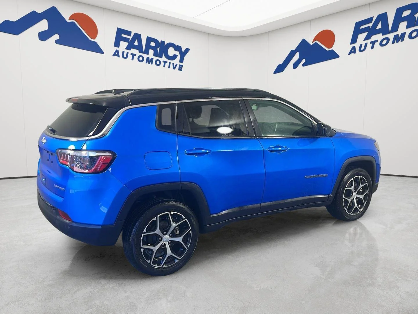 Used 2024 Hydro Blue Pearlcoat Jeep Limited image 6