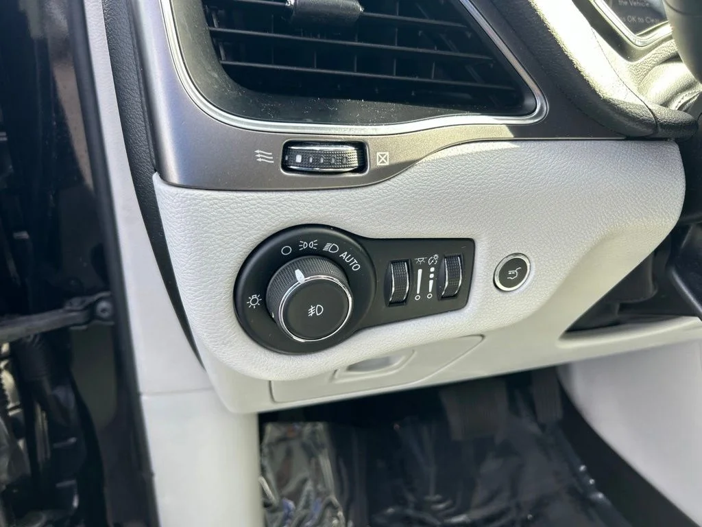 Certified Used 2021 Black Jeep Latitude Lux image 37