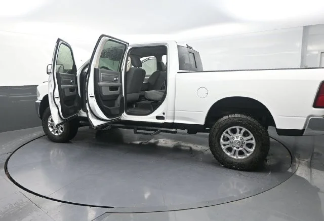 Used 2016 White Ram SLT image 43
