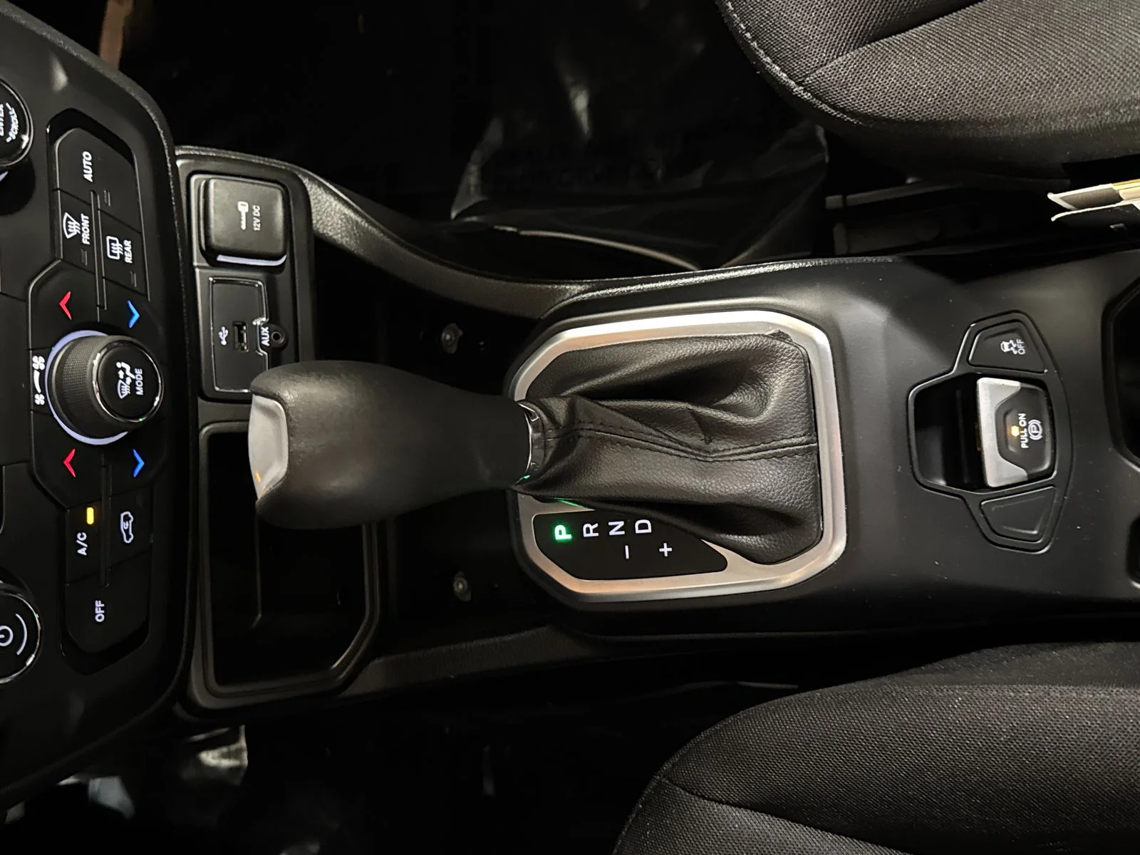 Used 2019 Crystal Metallic Jeep Sport image 24