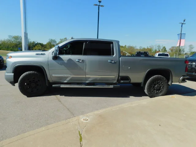 Used 2024 Gray Chevrolet High Country image 31