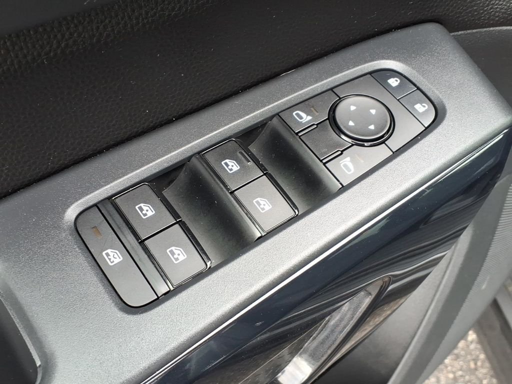 Used 2025 Gun Metallic Nissan SV v6 w/3rd row seating & remote start image 25