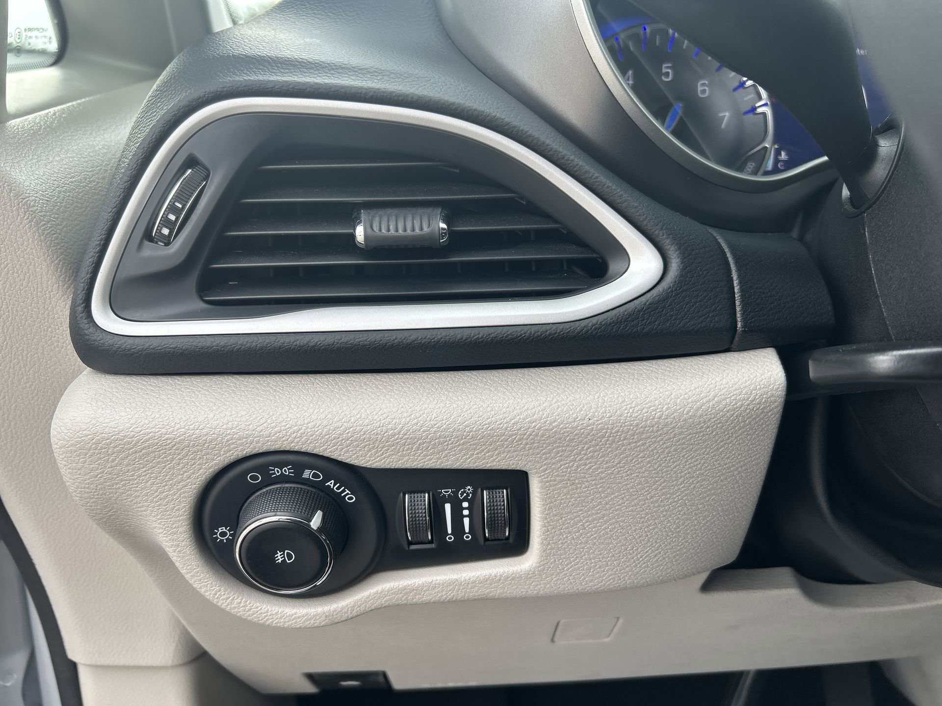 Used 2023 Silver Mist Clearcoat Chrysler Touring L image 18