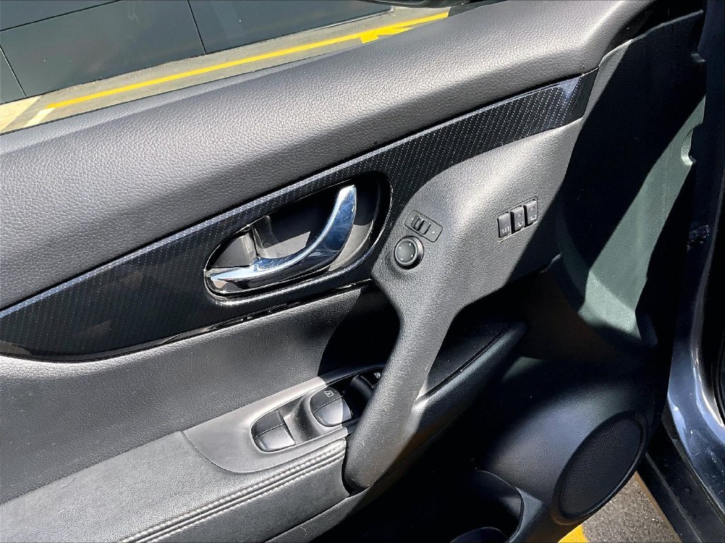 Used 2020 Gray Nissan SL image 10