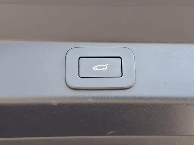 Used 2024  Land Rover Dynamic SE image 24