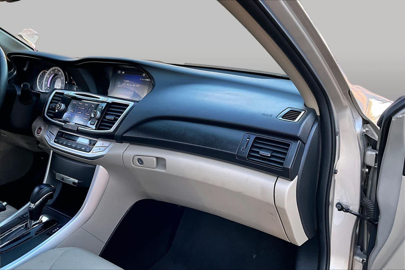Used 2015 Champagne Frost Pearl Honda EX-L image 18