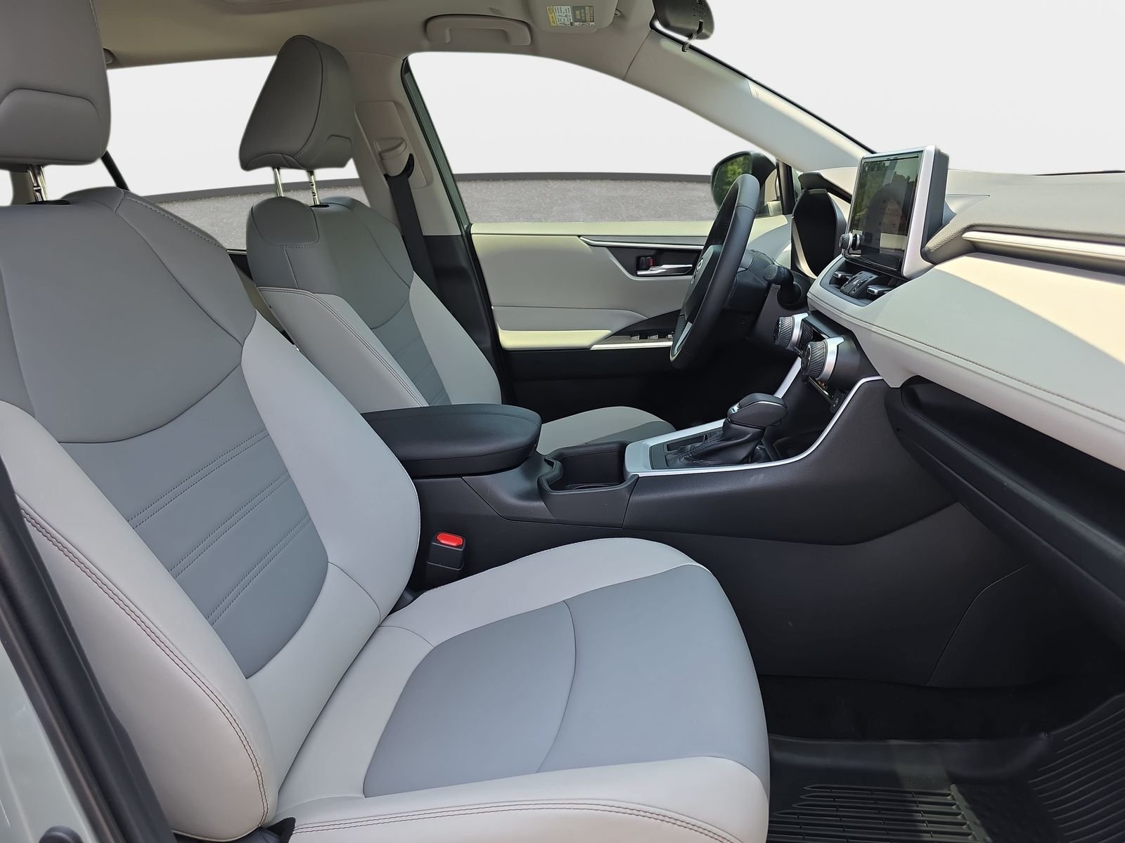 Used 2023  Toyota XLE Premium image 10