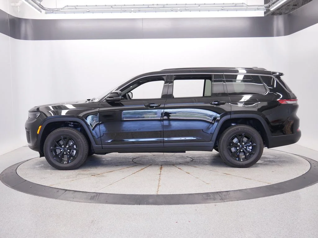 New 2026 Diamond Black Crystal Pearl-Coat Exterior Paint Jeep Altitude image 2