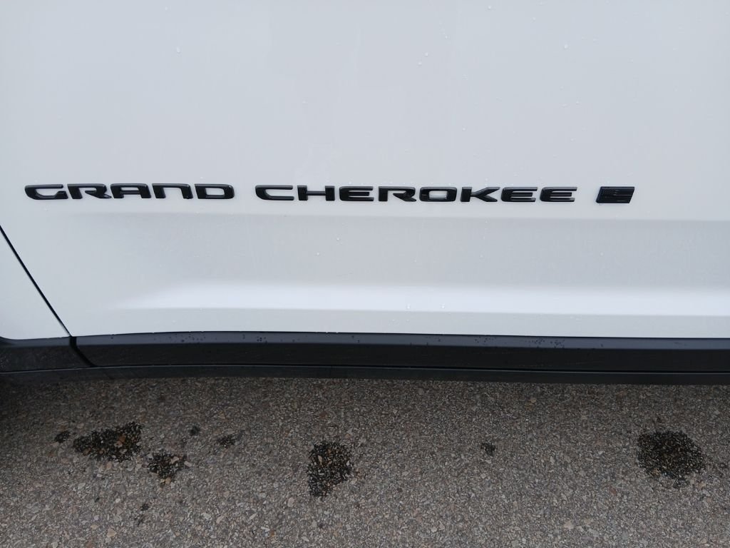 New 2026 Bright White Clear-Coat Exterior Paint Jeep Altitude image 10