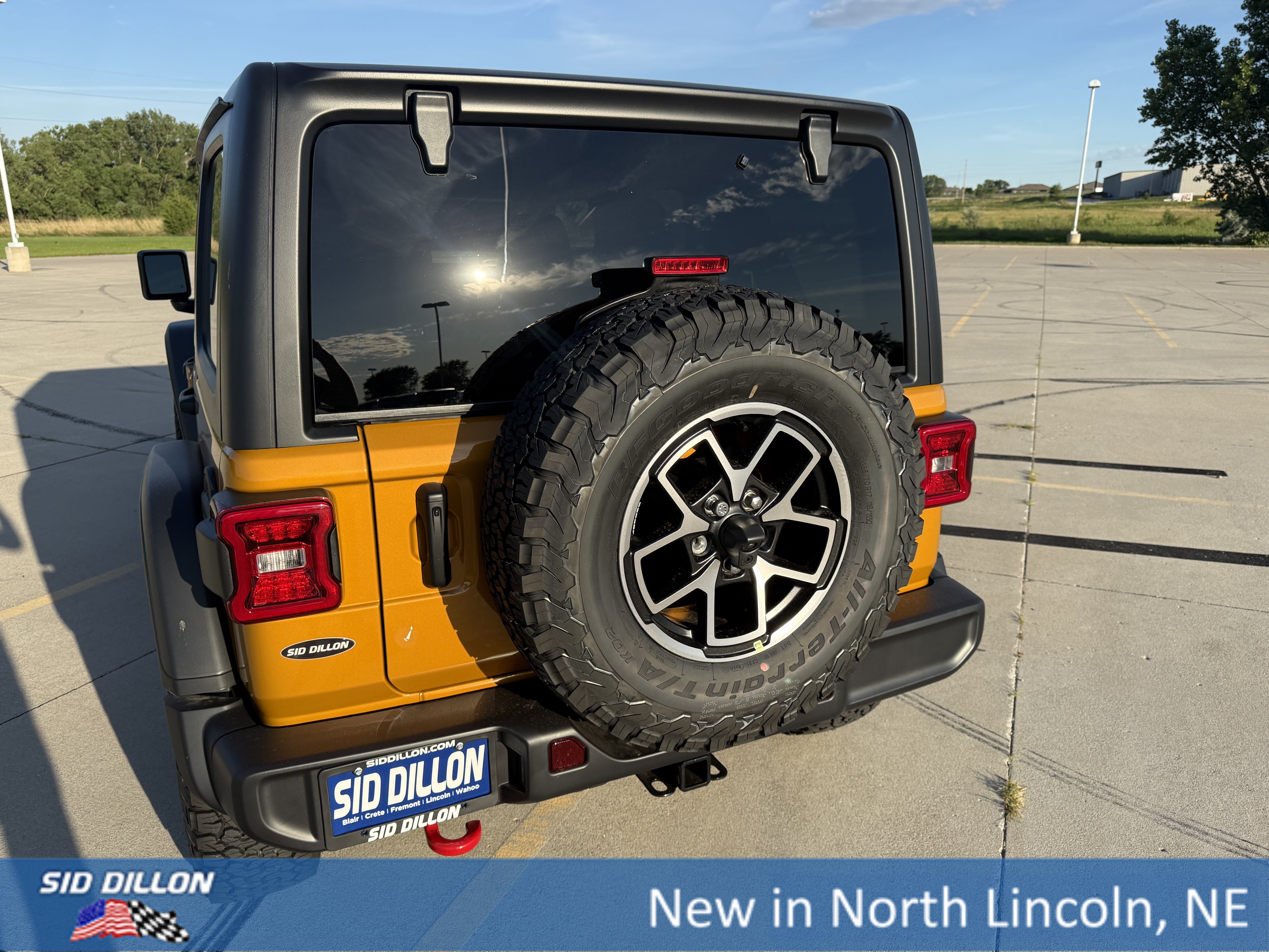 New 2026 Goldilocks Exterior Paint Jeep 4-Door Rubicon 4x4 image 4