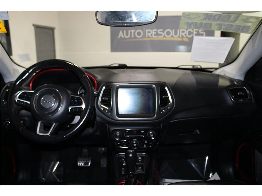 Used 2018 Granite Crystal Metallic Clearcoat Jeep Trailhawk image 14