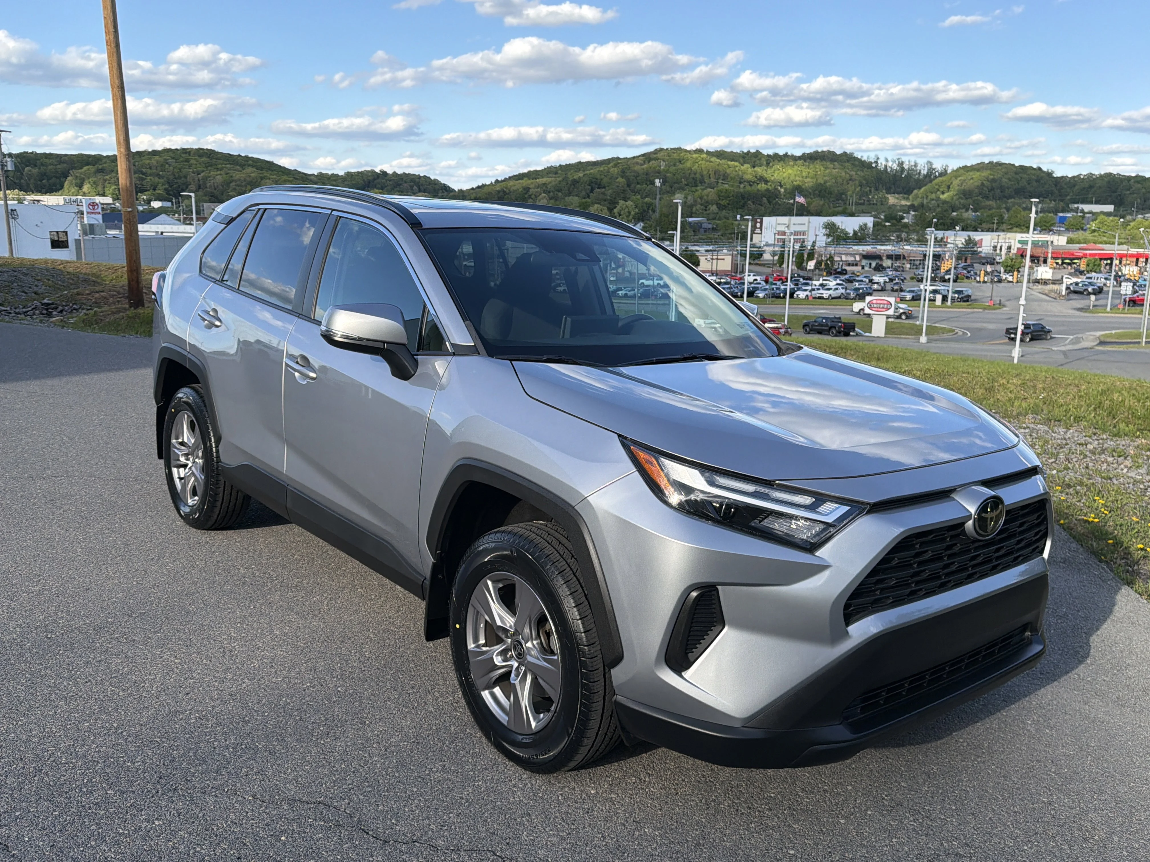 2022 Toyota RAV4 XLE AWD's photo
