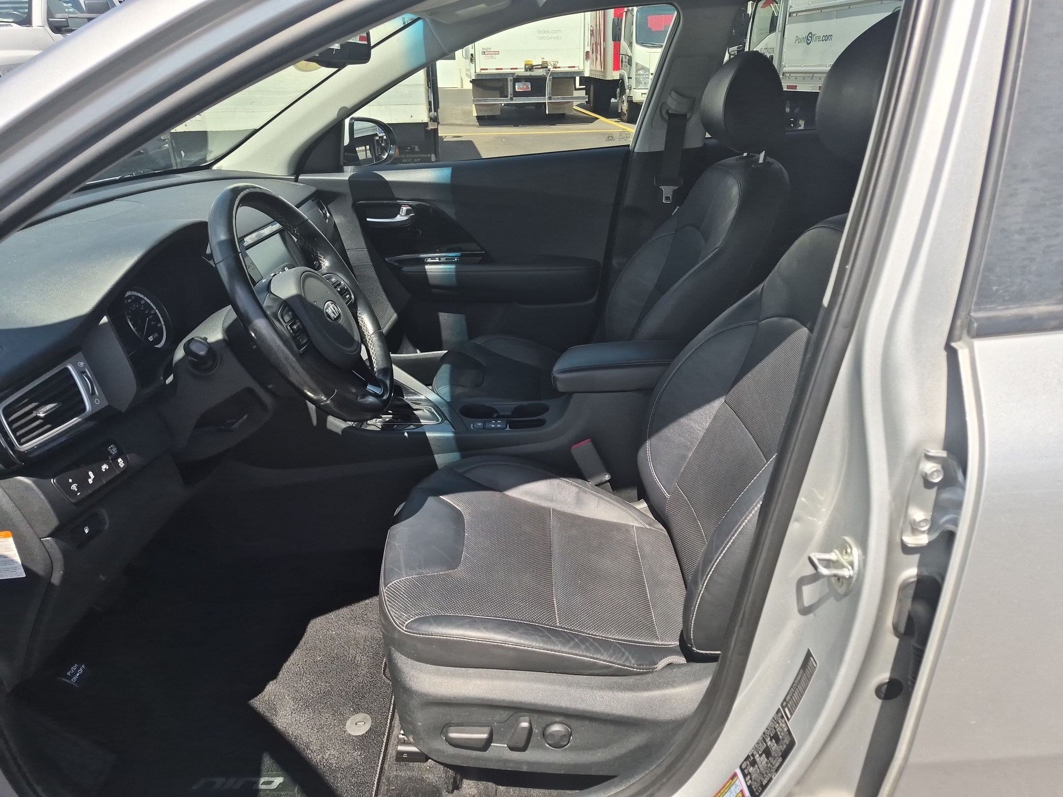 Used 2018 Silky Silver Kia Touring image 25