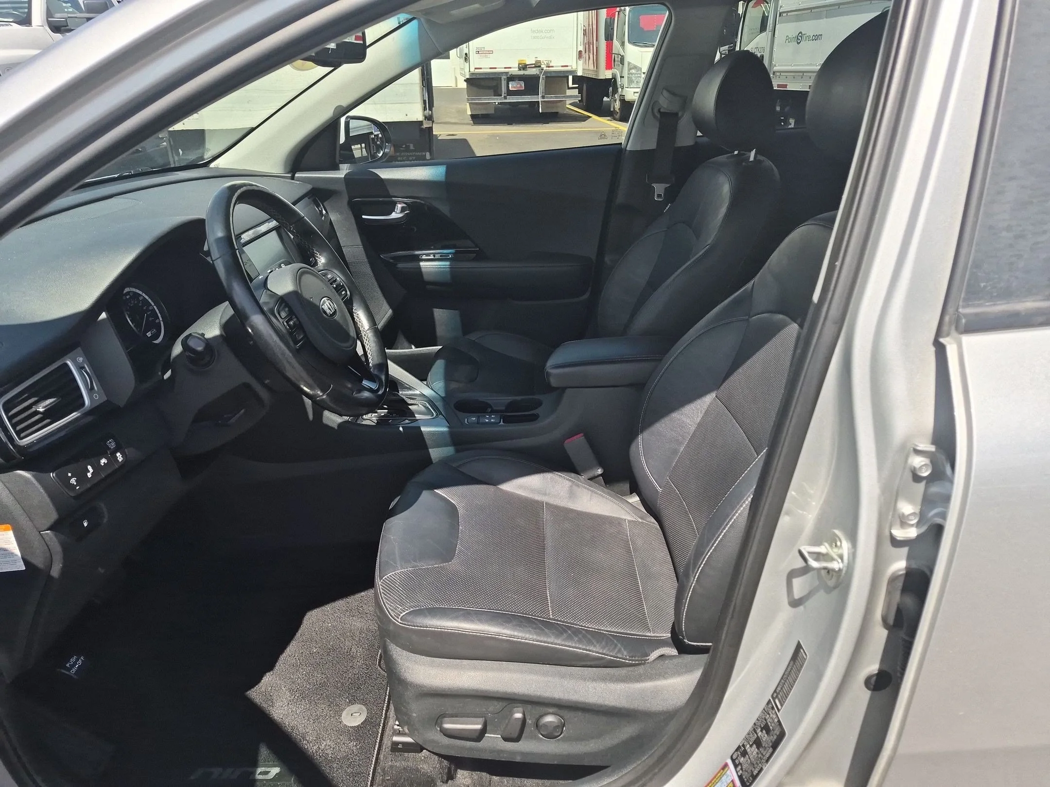 Used 2018 Silky Silver Kia Touring image 25
