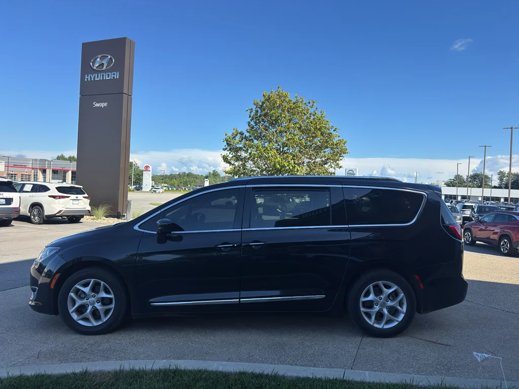 Used 2018 Brilliant Black Crystal Pearlcoat Chrysler Touring L Plus image 8