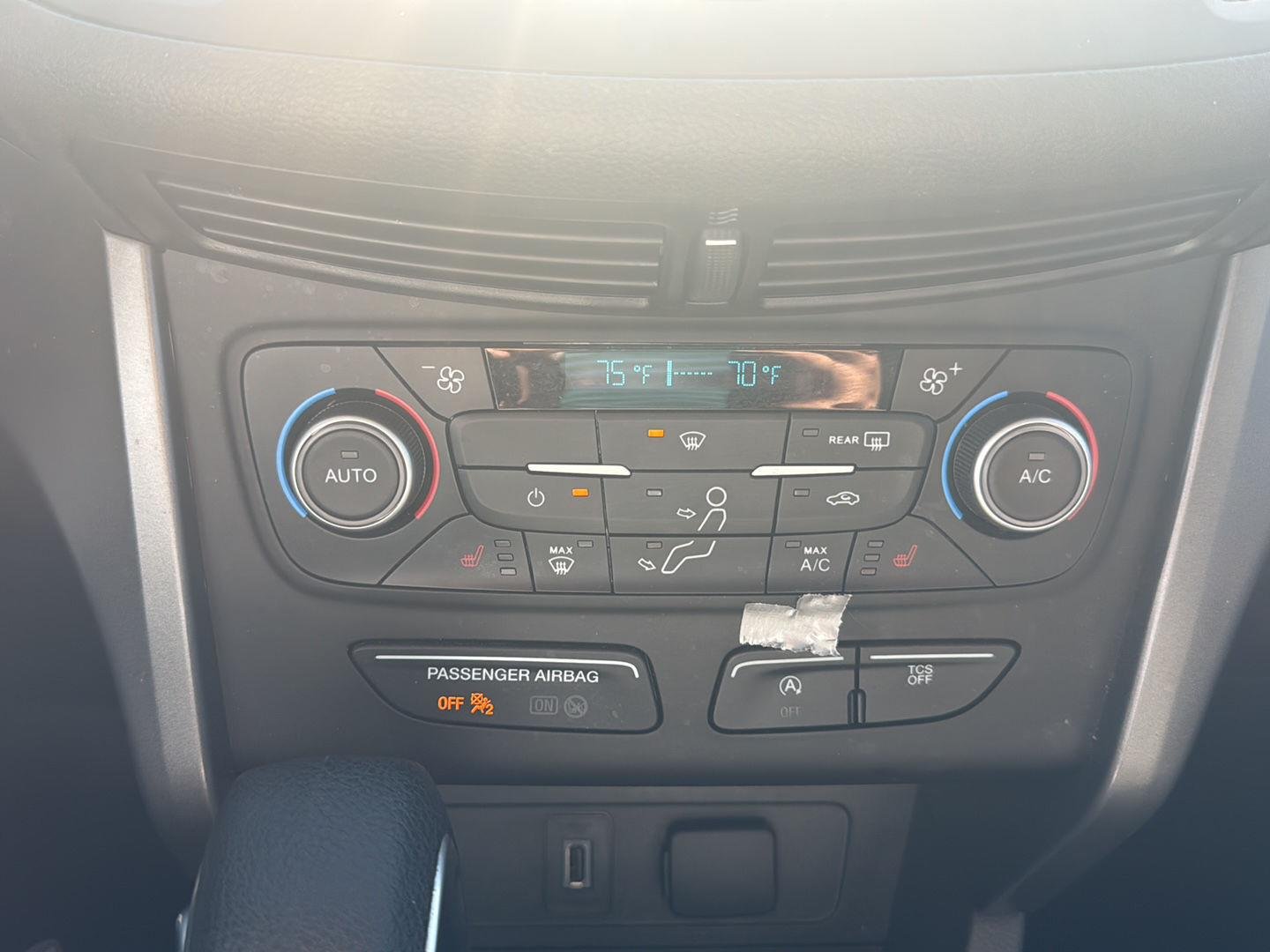 Used 2018 Blue Ford SE image 13