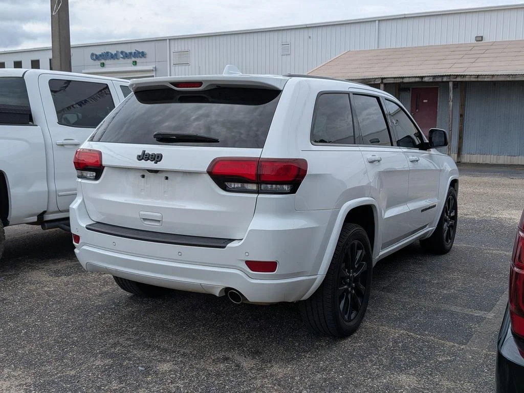 Used 2021 White Jeep Laredo X image 3