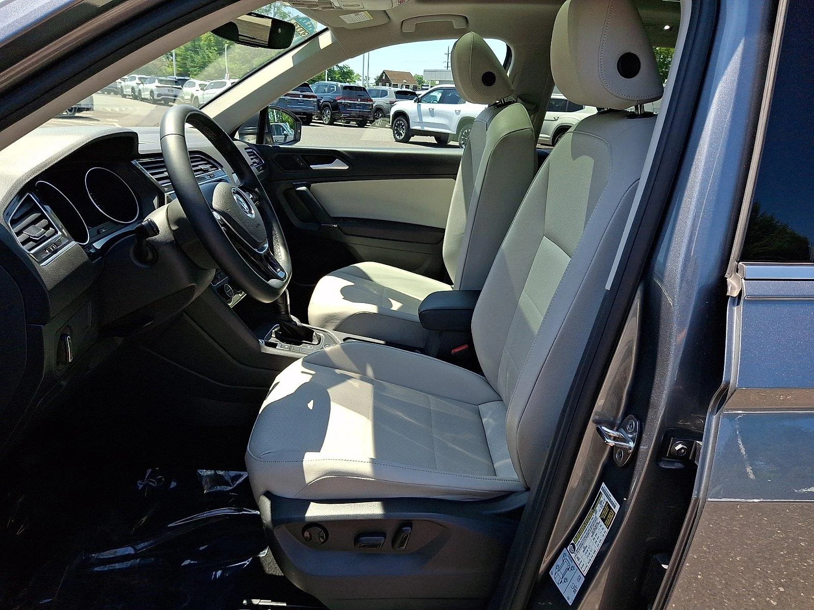 Used 2020 Platinum Gray Metallic Volkswagen SE image 15