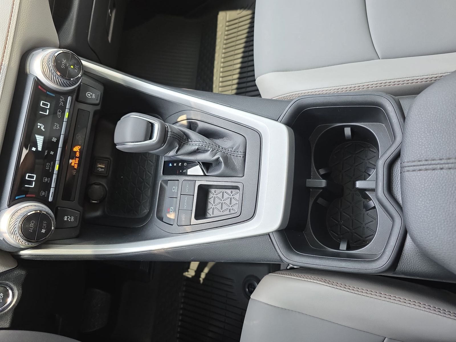 Used 2023  Toyota XLE Premium image 25
