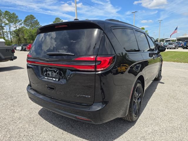 New 2026 Diamond Black Crystal Pearl-Coat Exterior Paint Chrysler Limited image 4