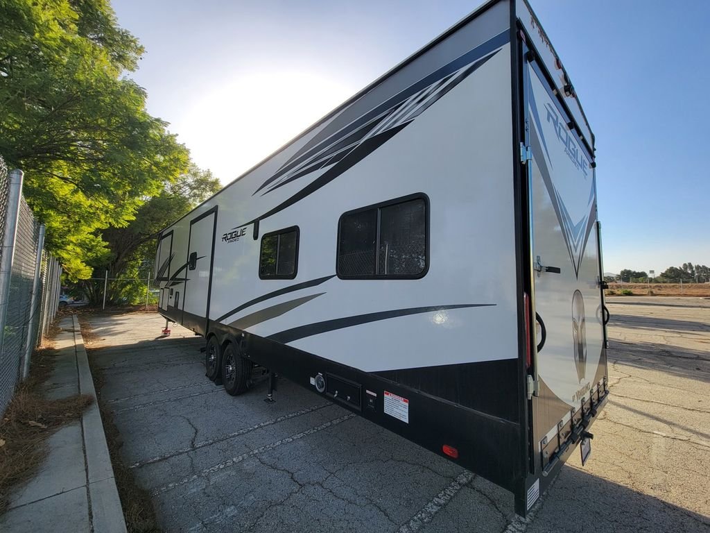 Used 2022  Rogue Toy Hauler image 10