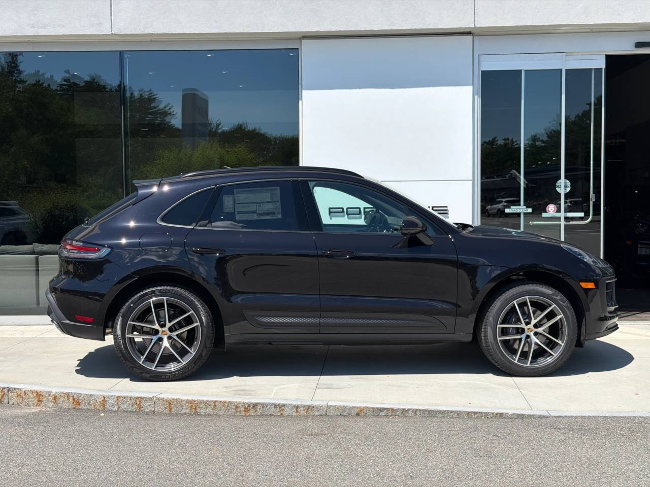 2026 Porsche Macan T - Photo 7