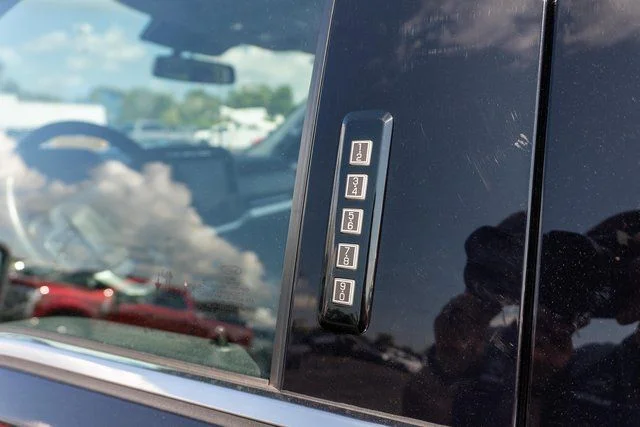 Used 2023  Ford Lariat image 15