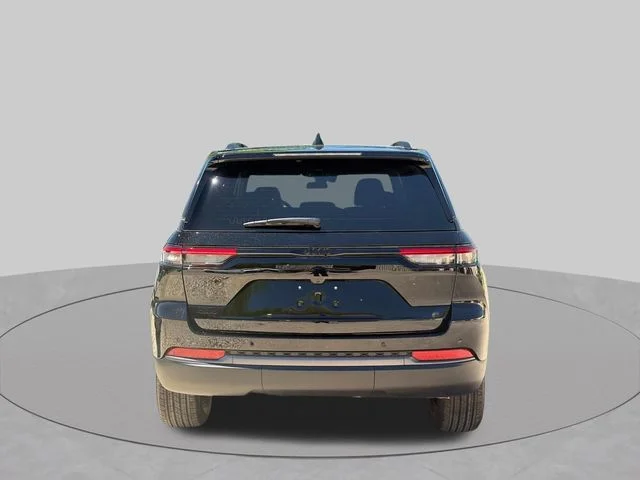 New 2026 Diamond Black Crystal Pearlcoat Jeep Altitude image 5
