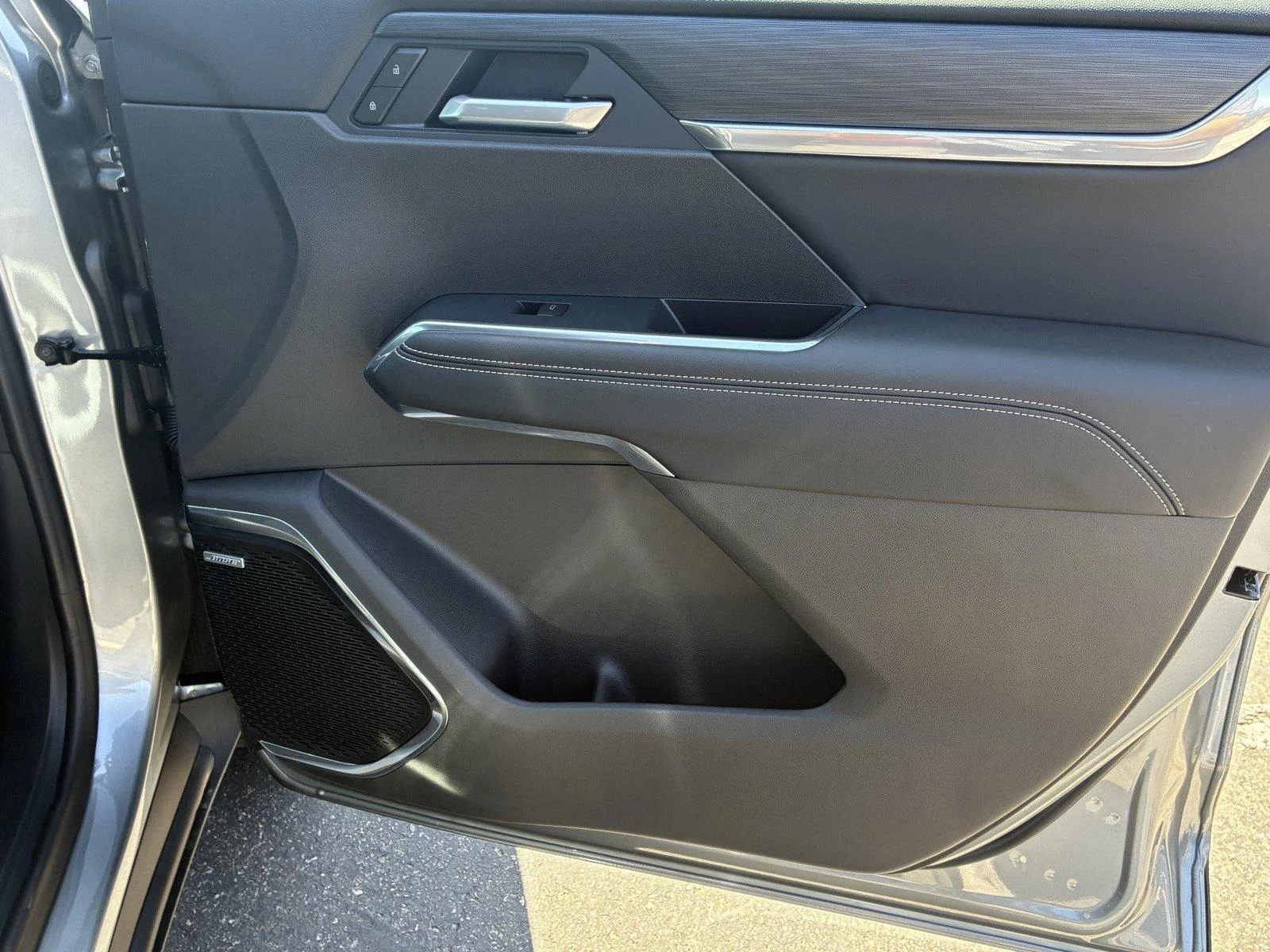 New 2026 Sterling Metallic GMC Elevation image 8