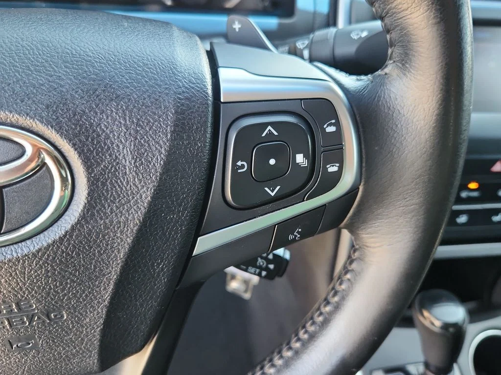 Used 2016 Silver Toyota SE image 19