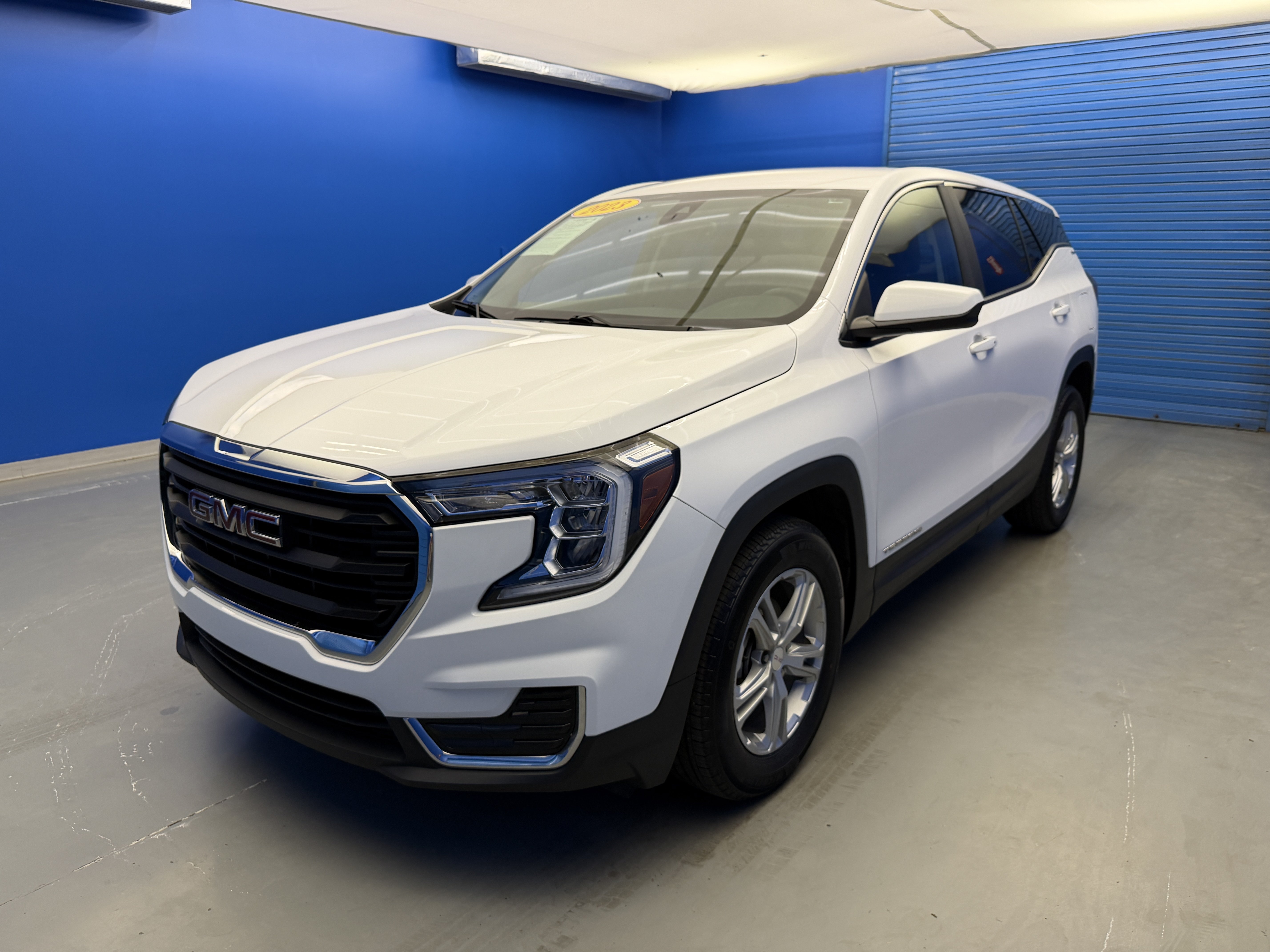 Used 2023 Summit White GMC SLE image 4