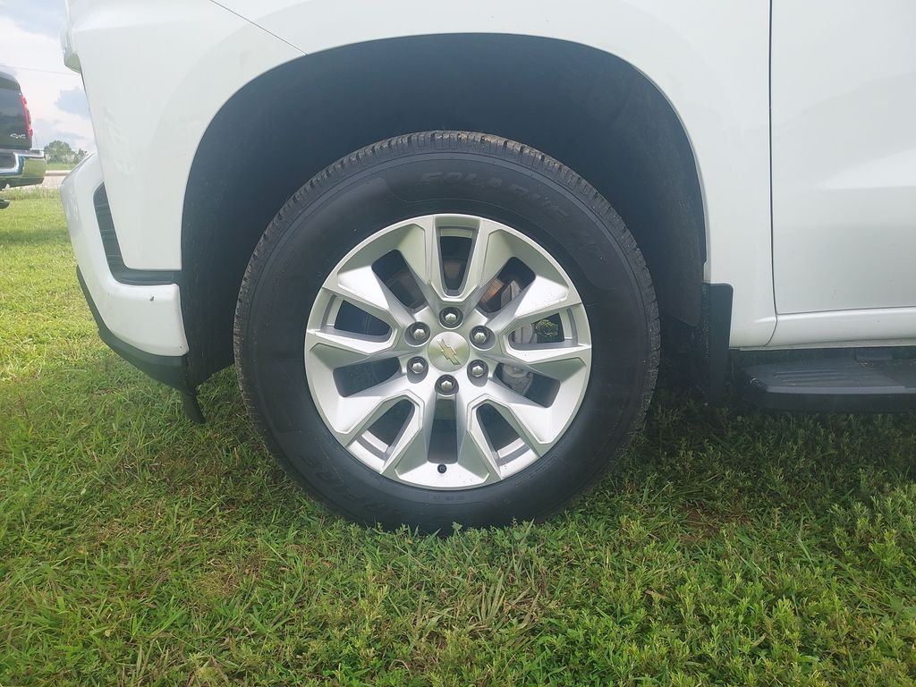 Used 2020 White Chevrolet Custom image 10