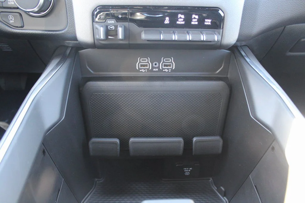 New 2026 Diamond Black Crystal Pearl-Coat Exterior Paint RAM Big Horn/Lone Star image 14