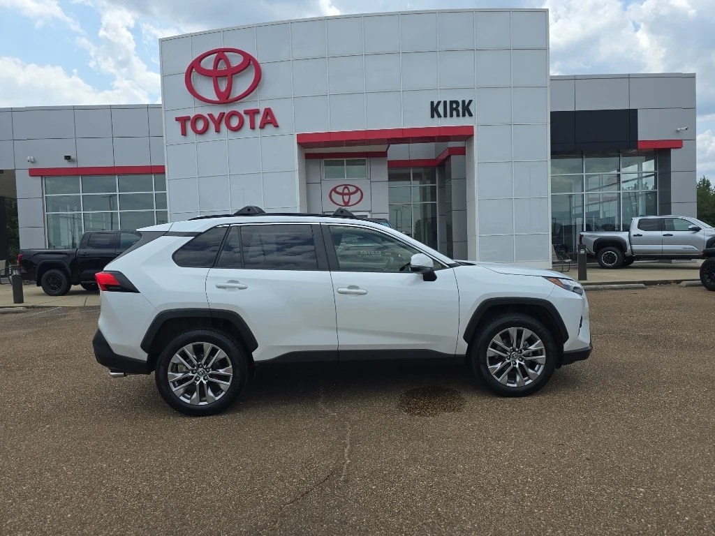 Used 2023 Wind Chill Pearl Toyota XLE Premium image 1