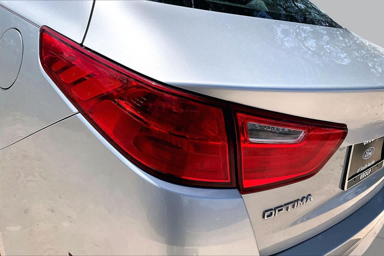 Used 2015 Sparkling Silver Kia LX image 28