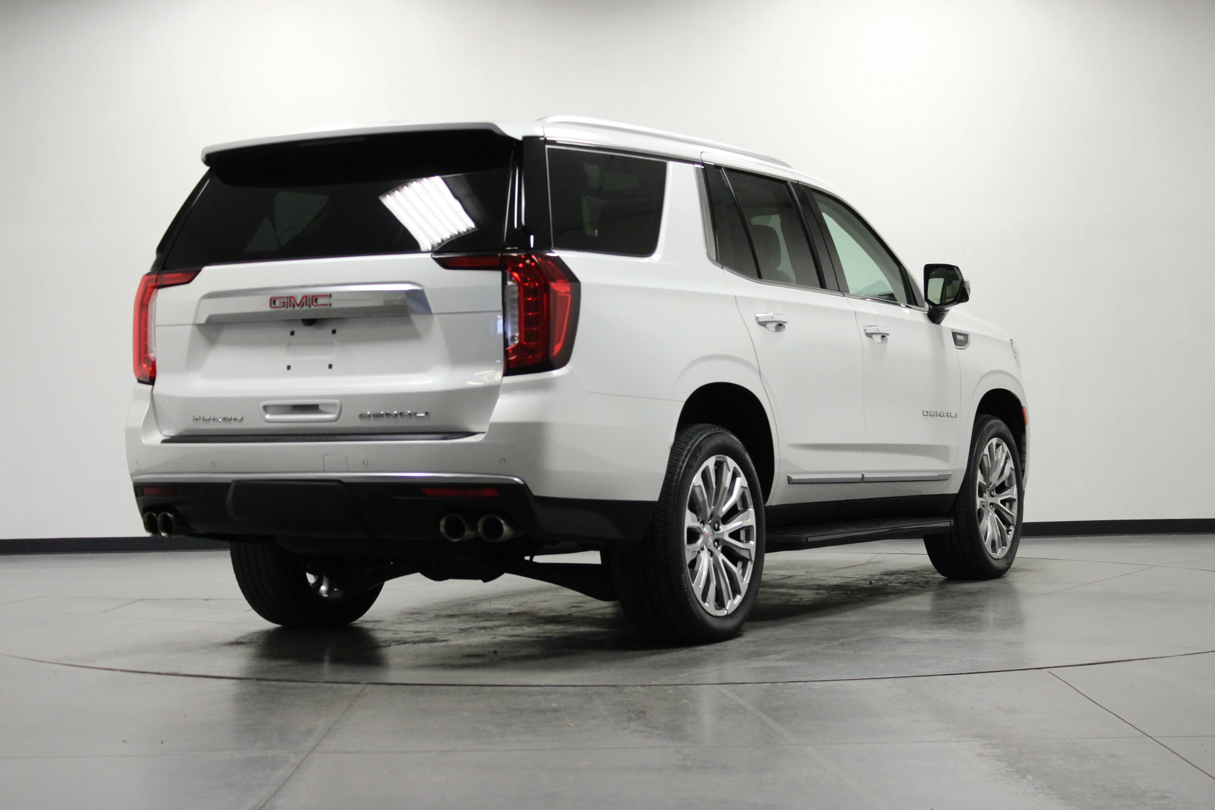Used 2024 White Frost Tricoat GMC Denali image 4