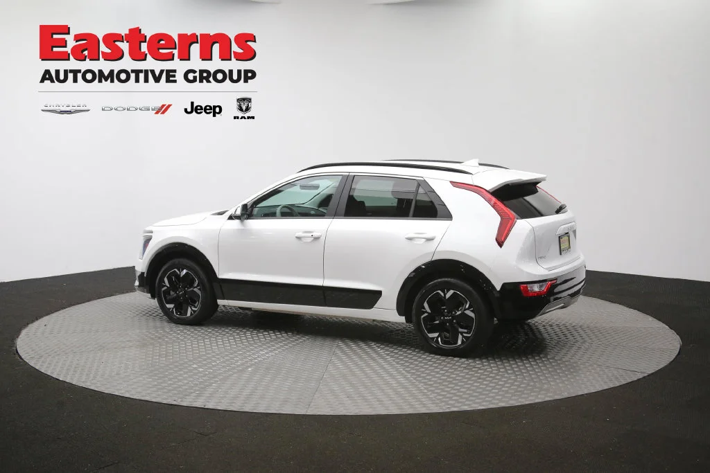 Used 2023 White Kia Wind image 57