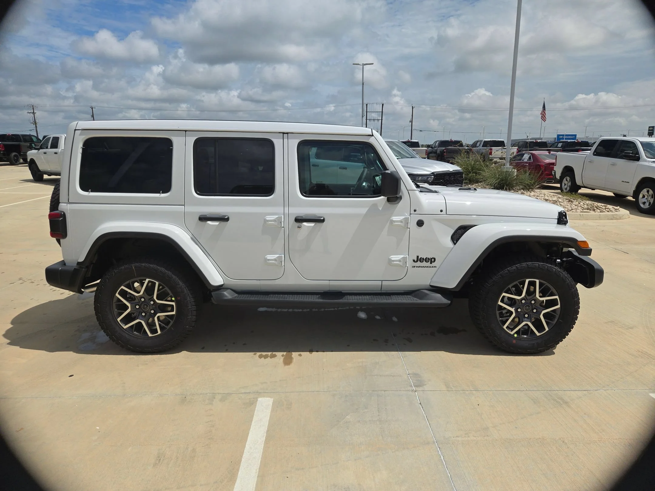 New 2026 Bright White Clear-Coat Exterior Paint Jeep Sahara image 2