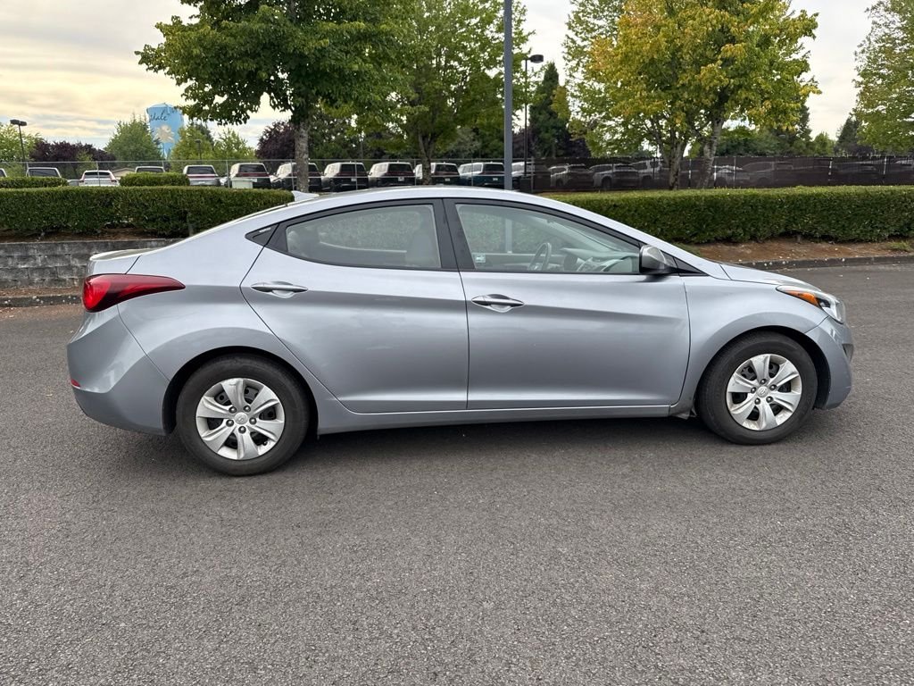 Used 2016 Shale Gray Metallic Hyundai SE image 7