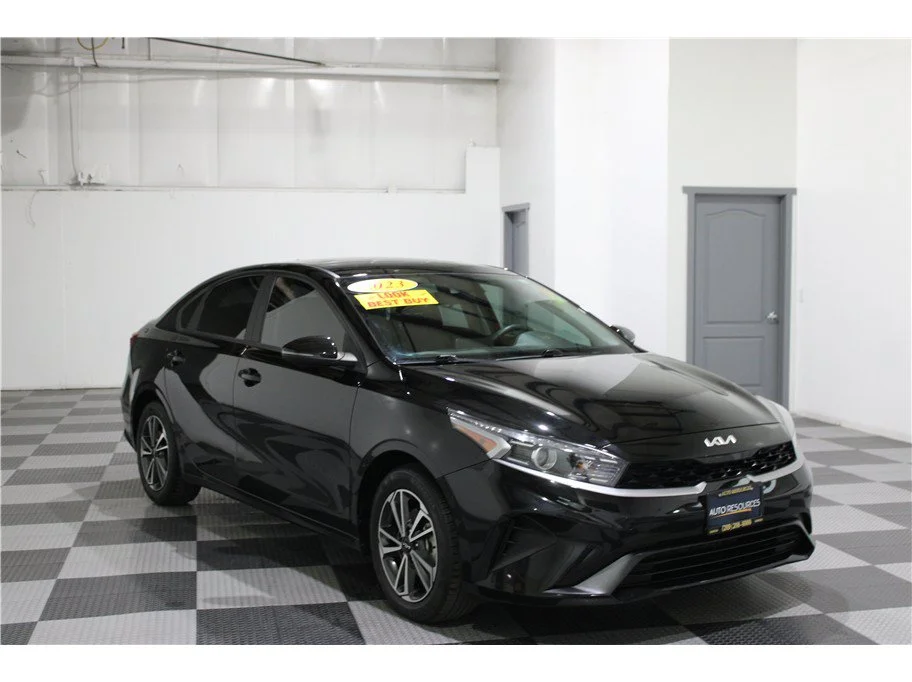 2023 Kia Forte LXS - Photo 3