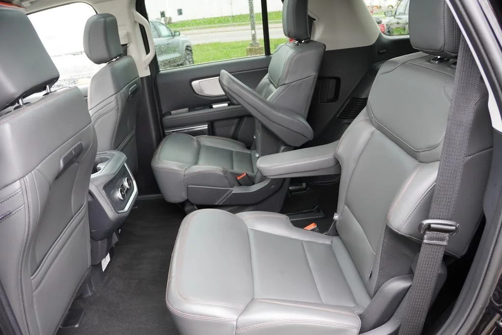 Used 2025 Agate Black Metallic Ford Active image 18