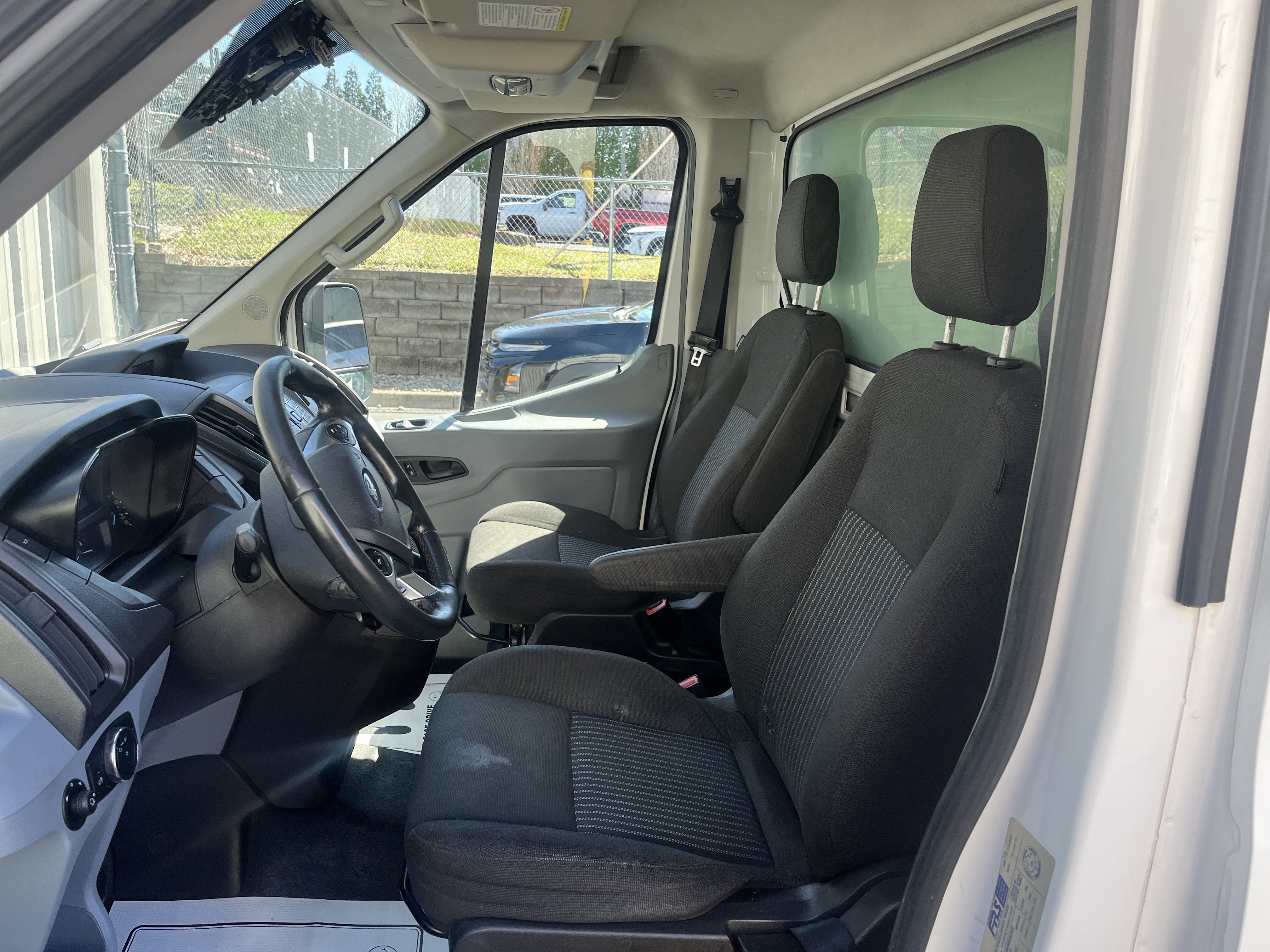 Used 2016  Ford T350HD image 9
