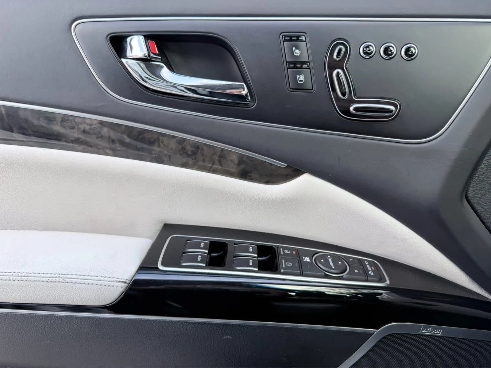Used 2015  Kia Luxury image 18