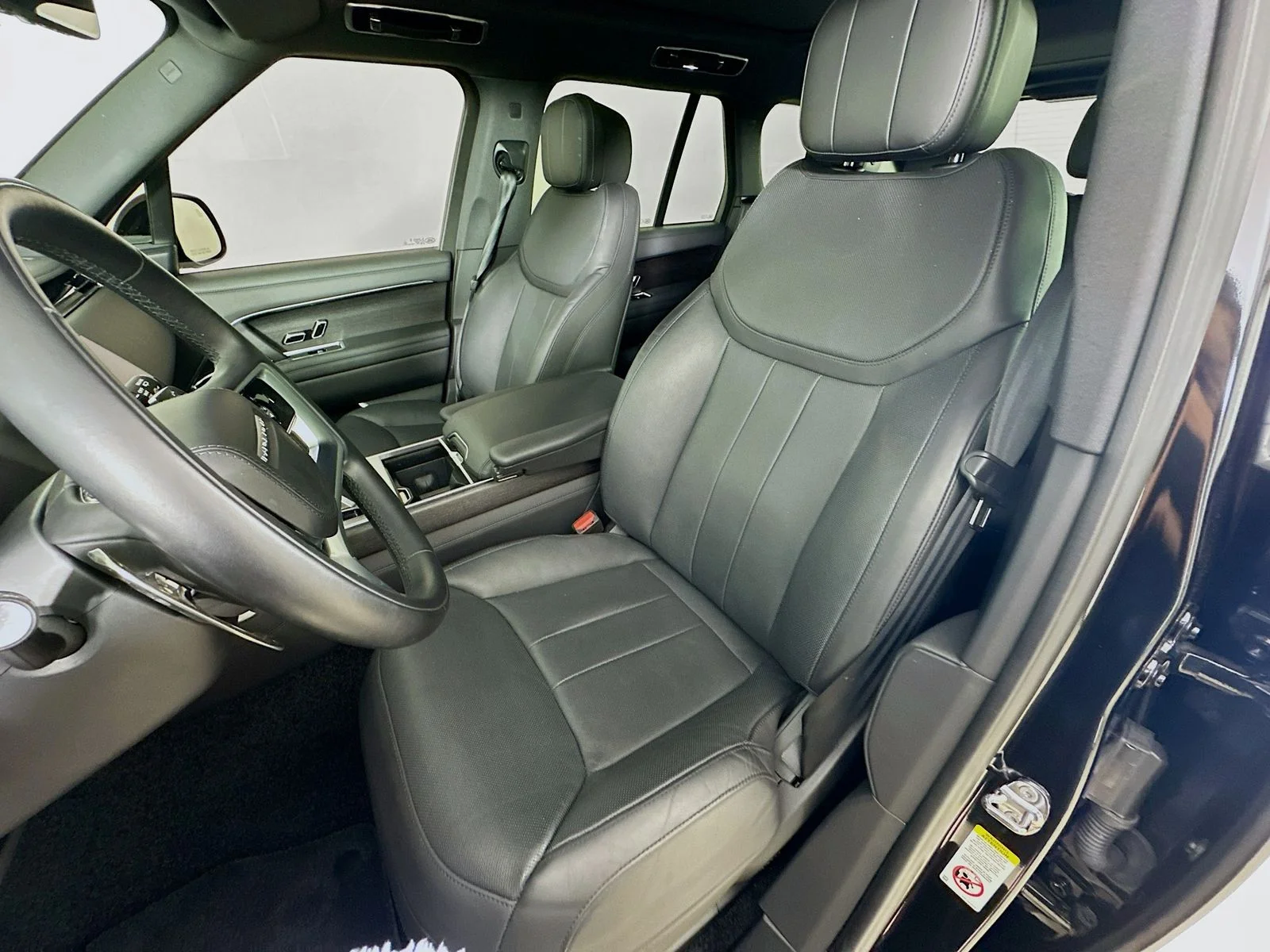 Used 2024  Land Rover  image 32