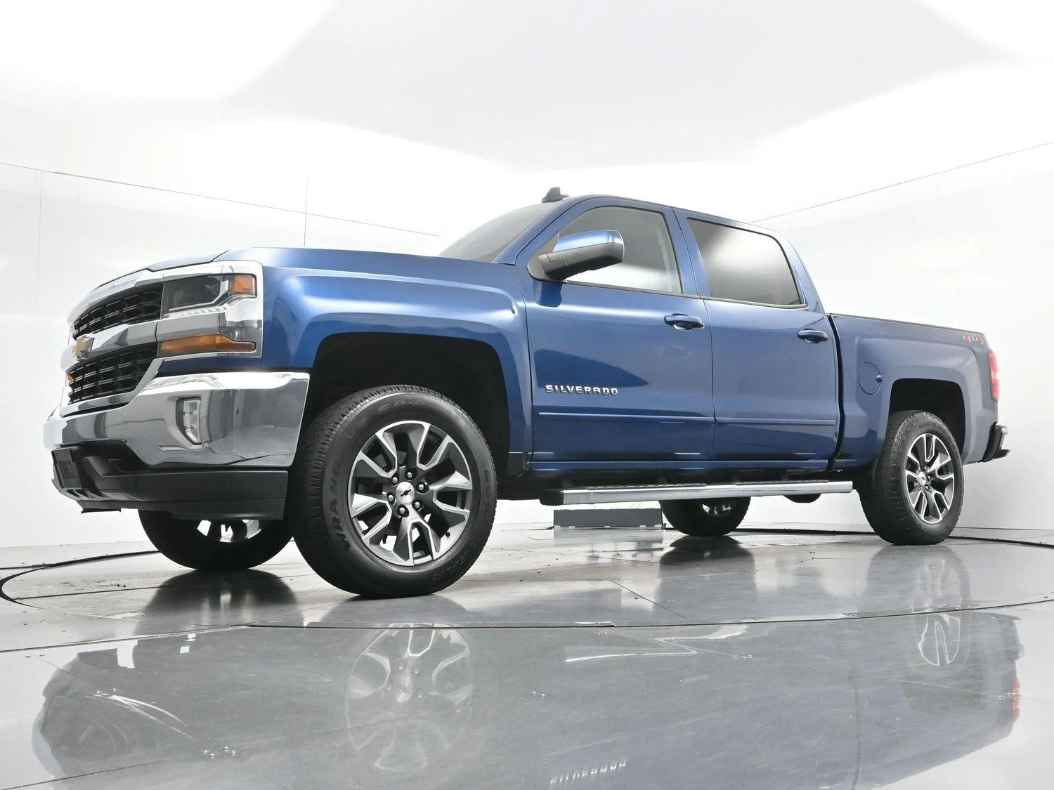 Used 2018 Deep Ocean Blue Metallic Chevrolet LT image 47