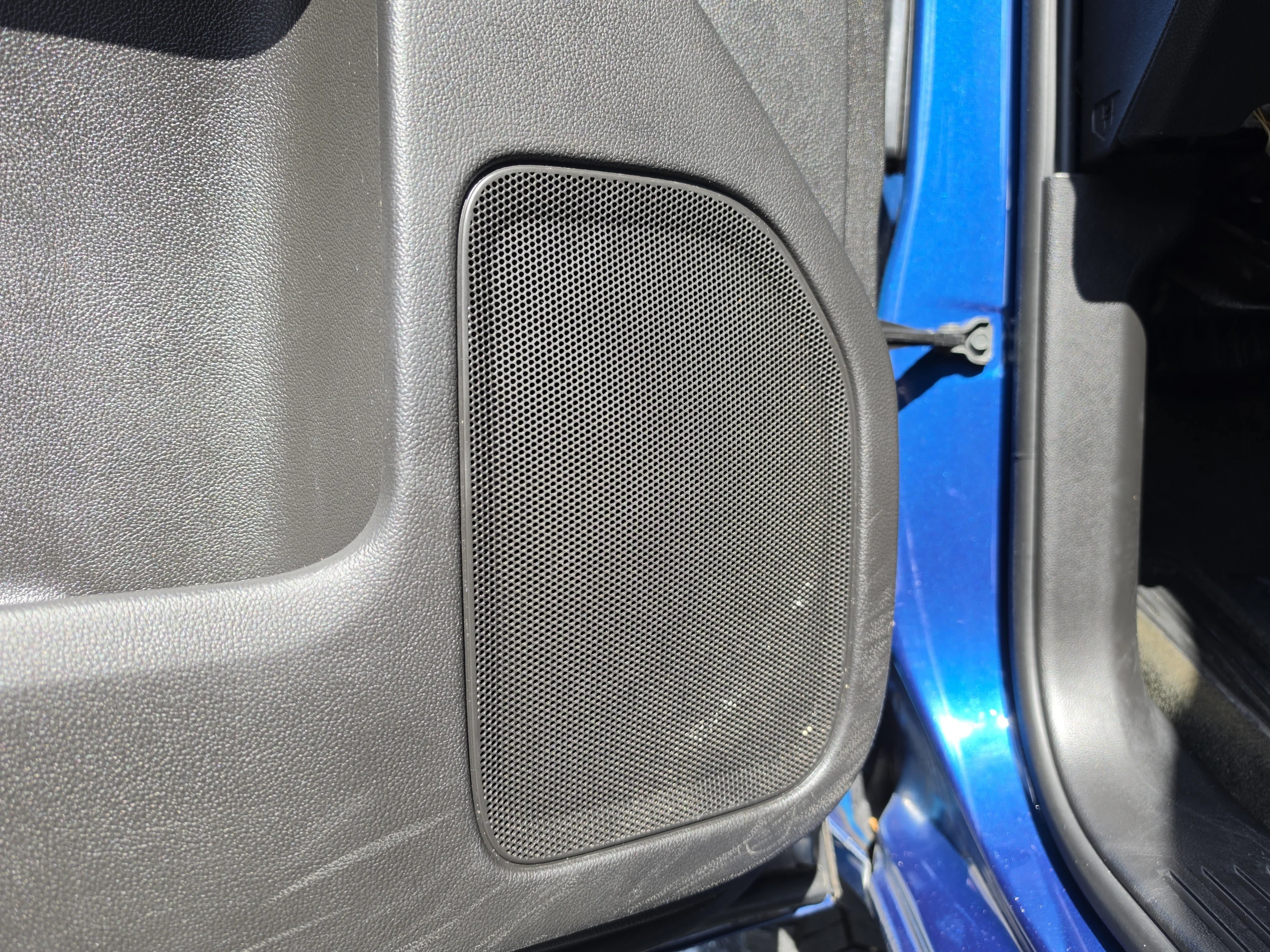 Used 2018 Stone Blue Metallic GMC Base image 24